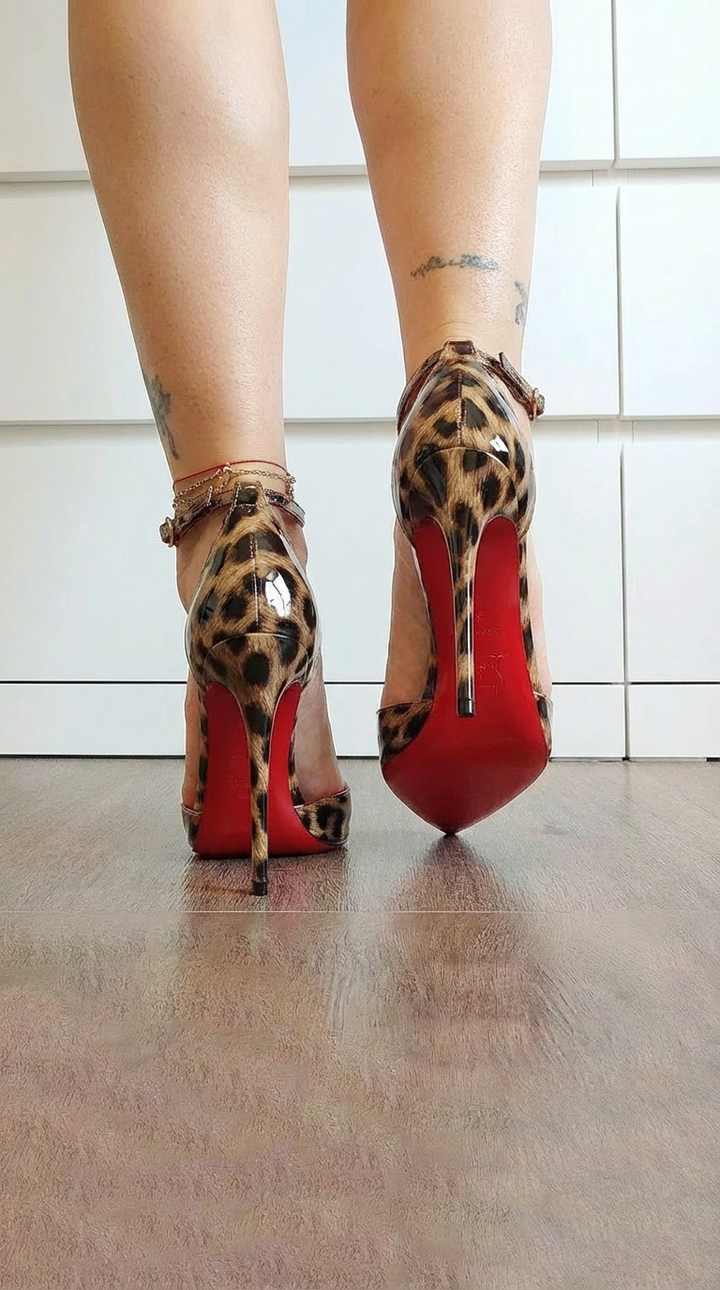 DECOLLETE CON ESTAMPADO ANIMAL Y DETALLES ROJOS