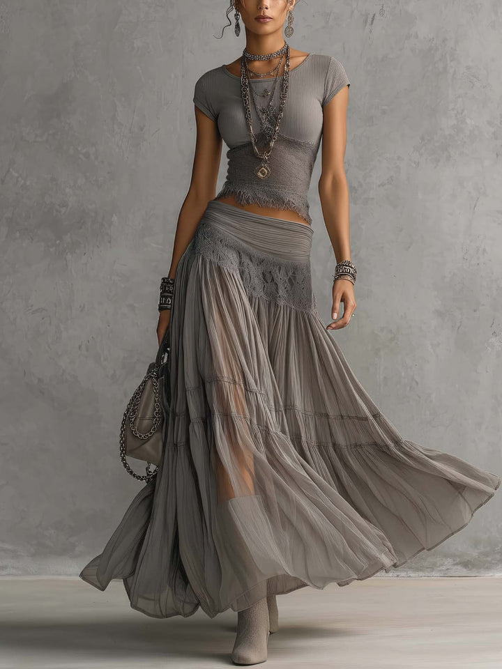 Conjunto de Top con Paneles de Encaje y Falda Maxi Plisada de Elena