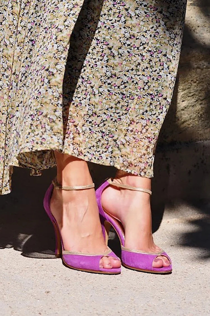 "SANDALIAS DE TACÓN ALTO" (the title is already in Spanish). If you're looking for a variation or a different phrasing, you could say "SANDALIAS CON TACÓN ALTO".