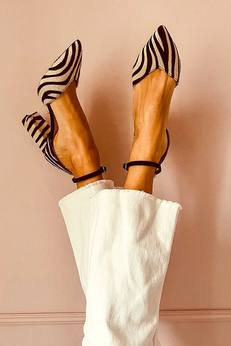 ZAPATO DE TACÓN CON PUNTA AFILADA Y ESTAMPADO DE CEBRA CON TIRANTE EN EL TOBILLO