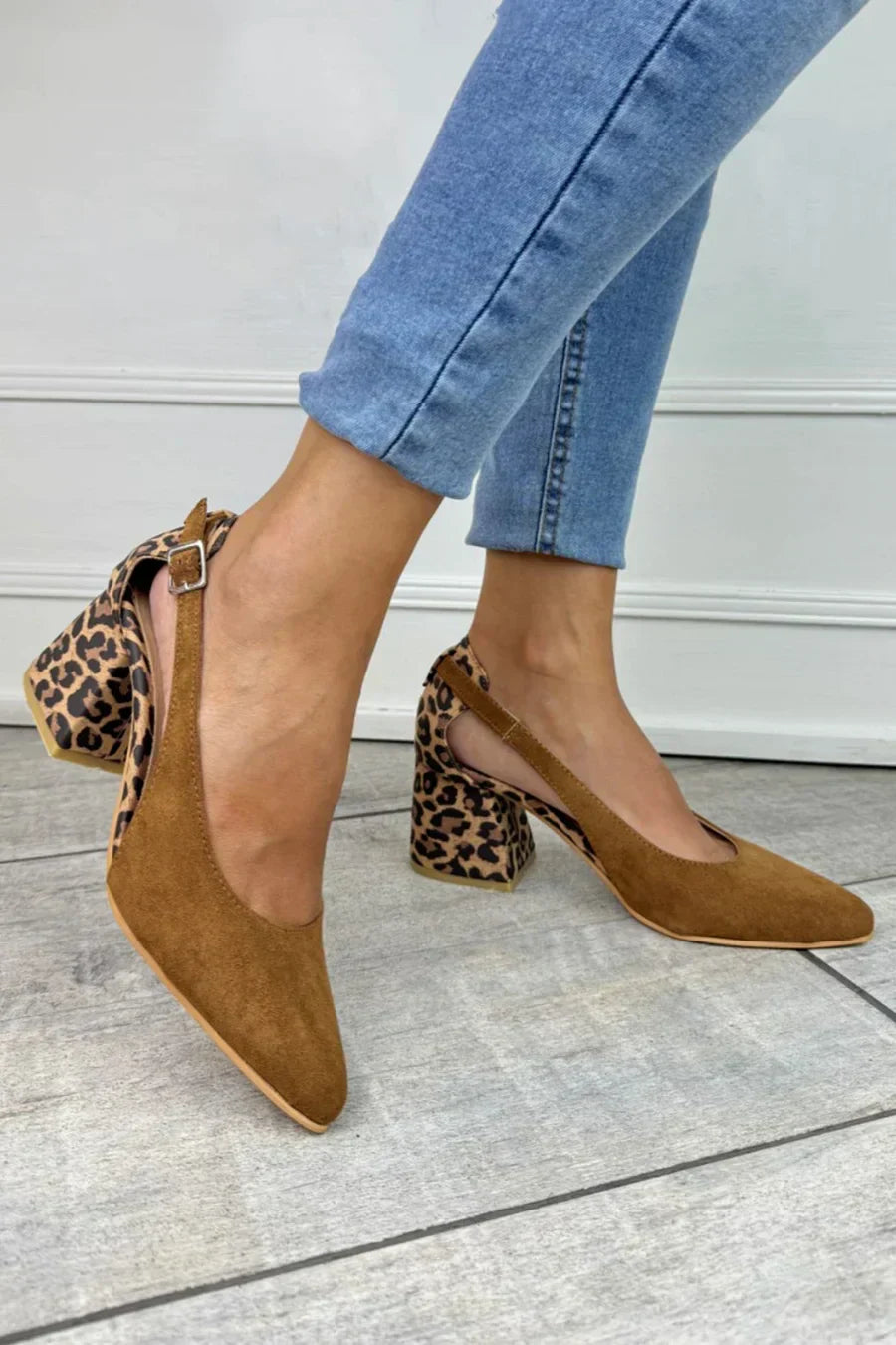 ZAPATOS DE TACÓN CON TIRA EN EL TALÓN Y ESTAMPADO DE LEOPARDO