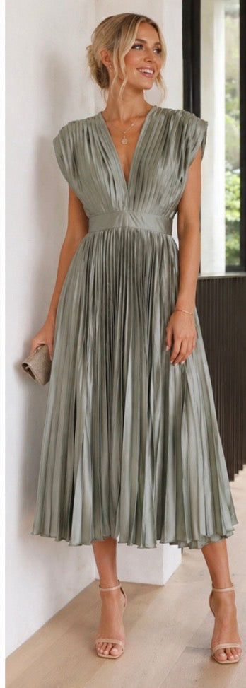 Ellis & Johnson™ | Vestido Midi Plisado Clásico