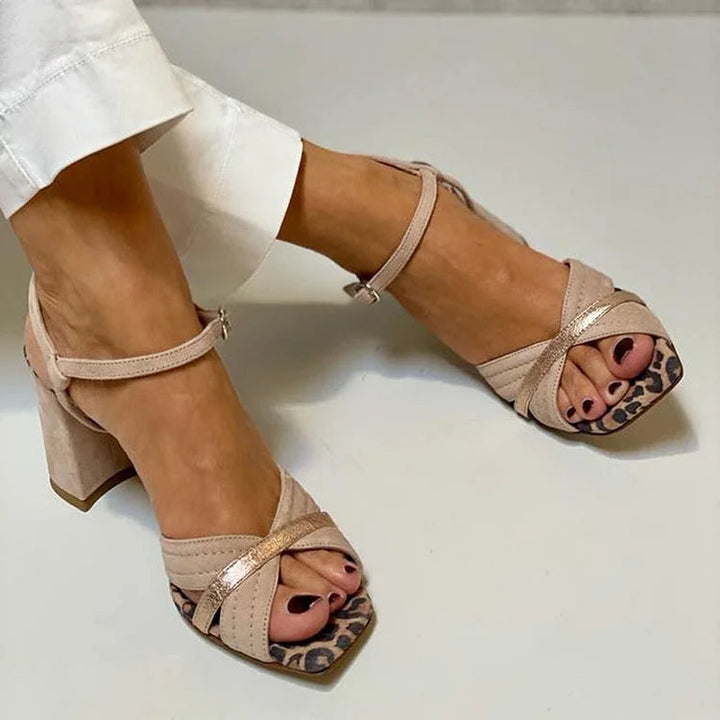 "SANDALIAS DE TACÓN ALTO CON TIRA CRUZADA" (The title is already in Spanish and does not require translation.)