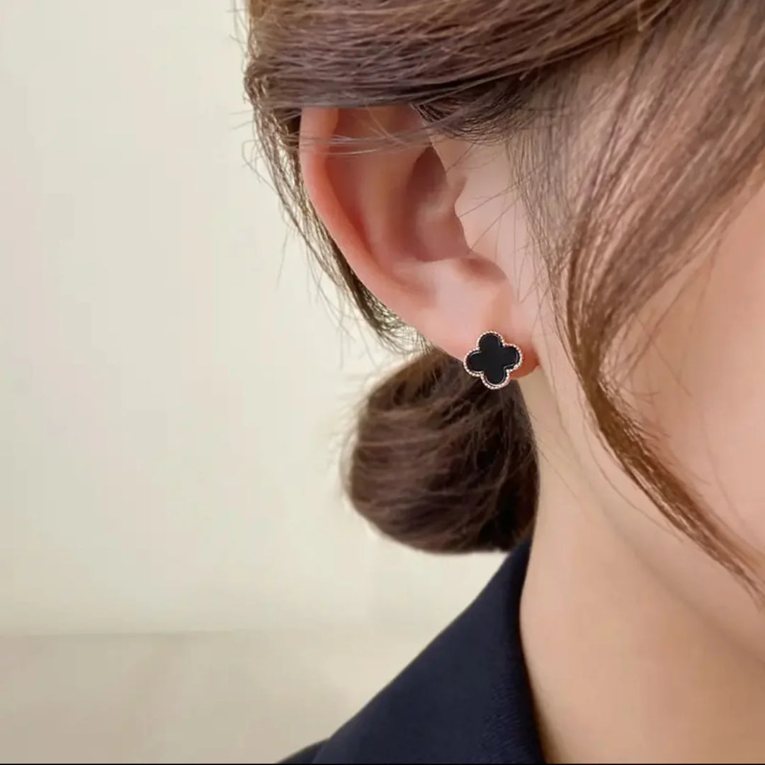 CLOVER | Aretes Negros