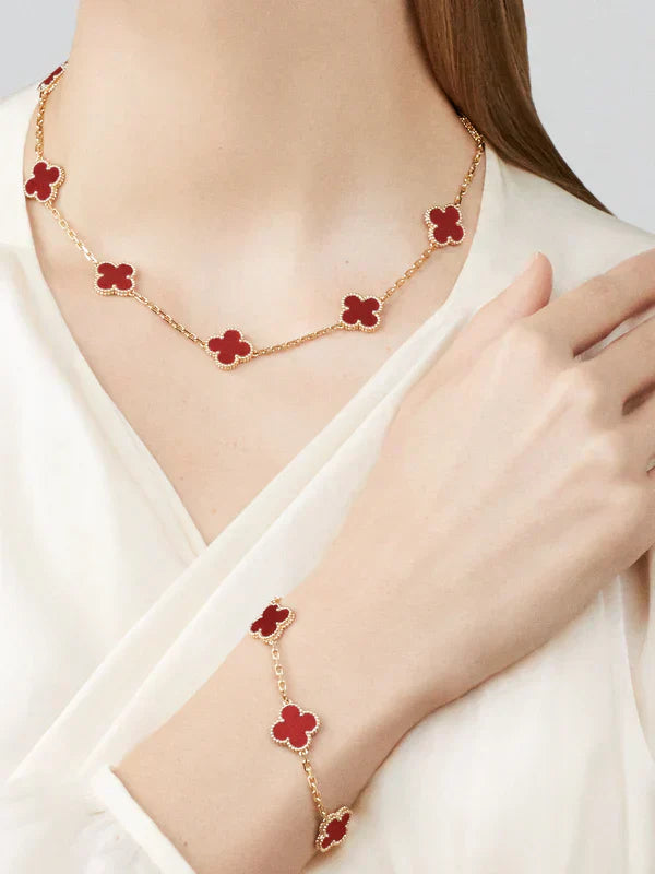 CLOVER | Collar Rojo con Motivo 10
