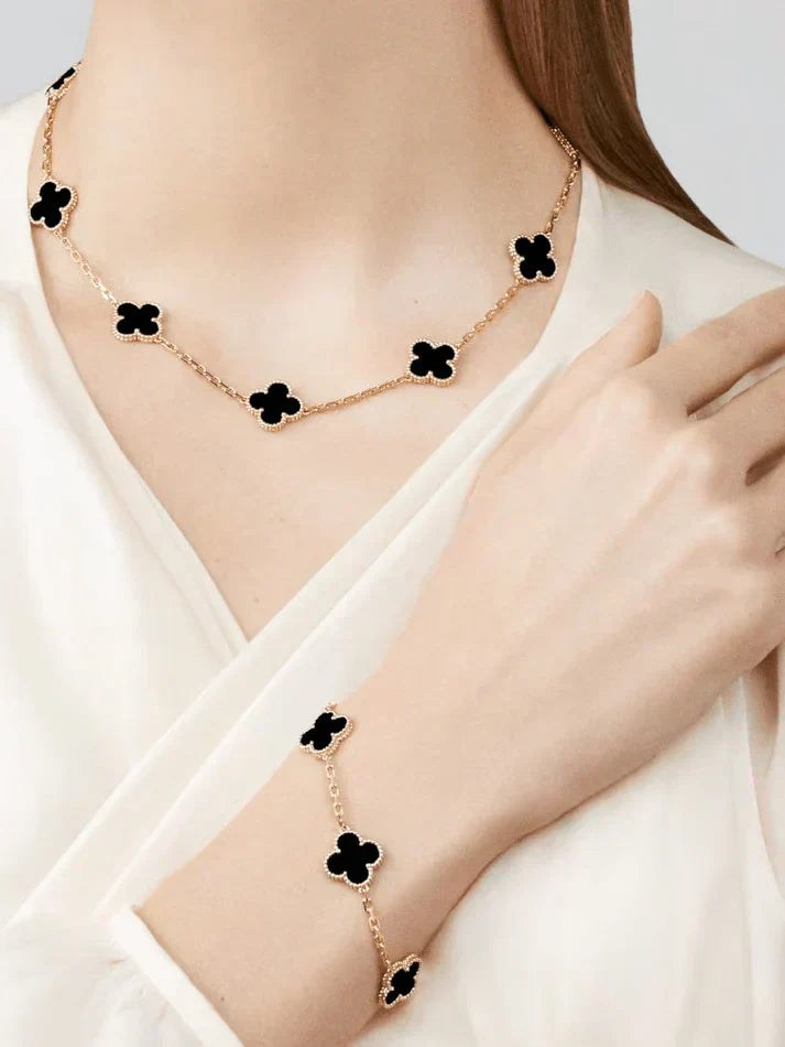 CLOVER | Collar Negro con 10 Motivos