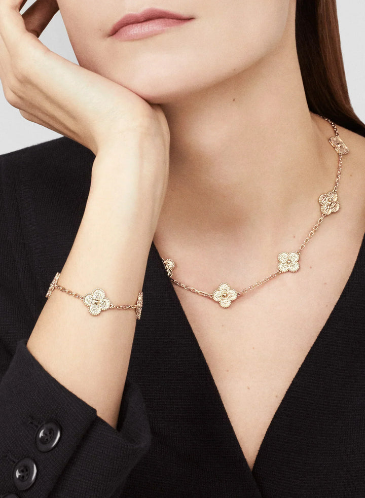 CLOVER | Collar Rosa con 10 Motivos