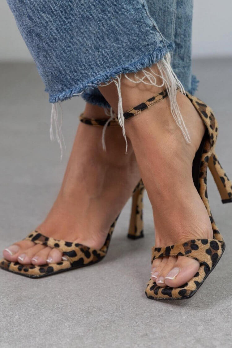 TACONES ALTOS CON DISEÑO ANIMAL
