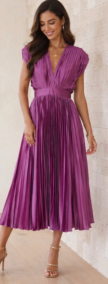 Ellis & Johnson™ | Vestido Midi Plisado Clásico