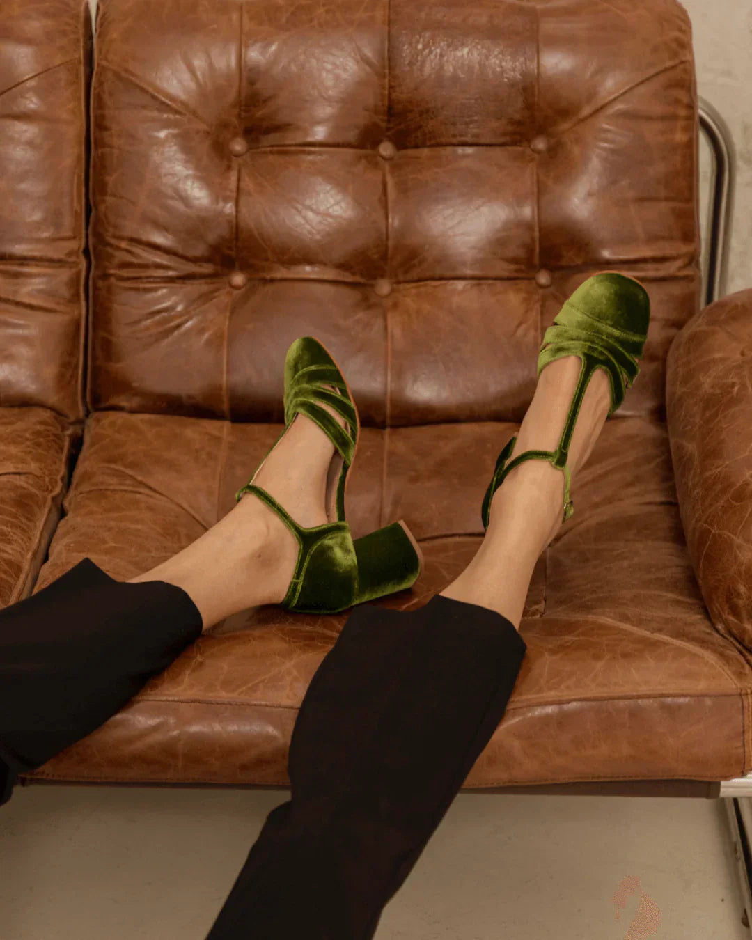 ZAPATO CON T-BAR Y TACÓN FIRME