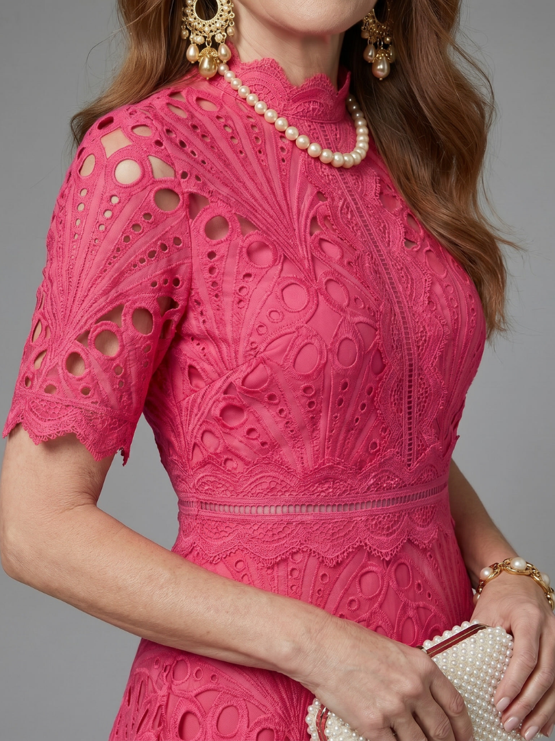 Juno | Vestido midi ajustado de encaje con mangas cortas