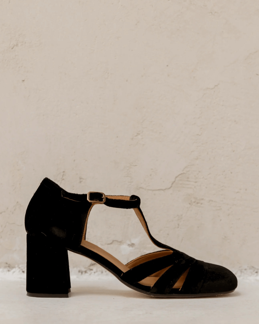 ZAPATO CON T-BAR Y TACÓN CÓMODO