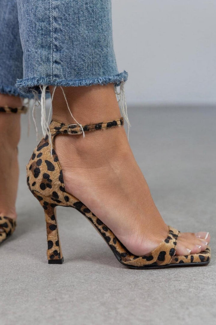 TACONES ALTOS CON DISEÑO ANIMAL