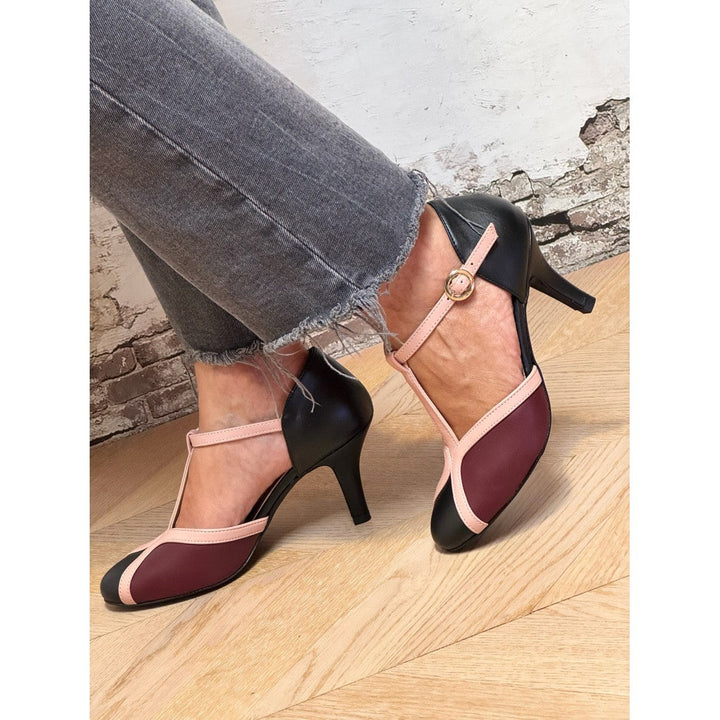 "TACONES RETRO T-BAR" se puede traducir como "TACONES RETRO T-BAR". Sin embargo, si deseas una versión más descriptiva, podrías usar "TACONES RETRO ESTILO T-BAR".