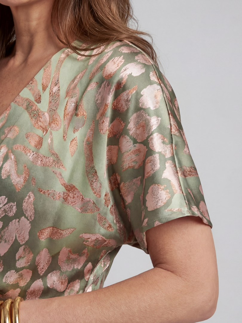 Ellis & Johnson™ | Vestido Midi con Escote en V y Cintura Torcida de Estampado Abstracto