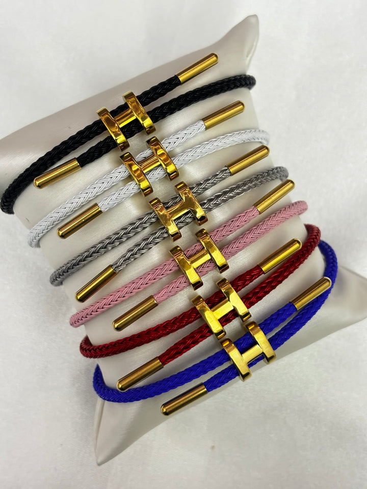 "Pulsera Hailey" (The title is already in Spanish and does not require translation.)