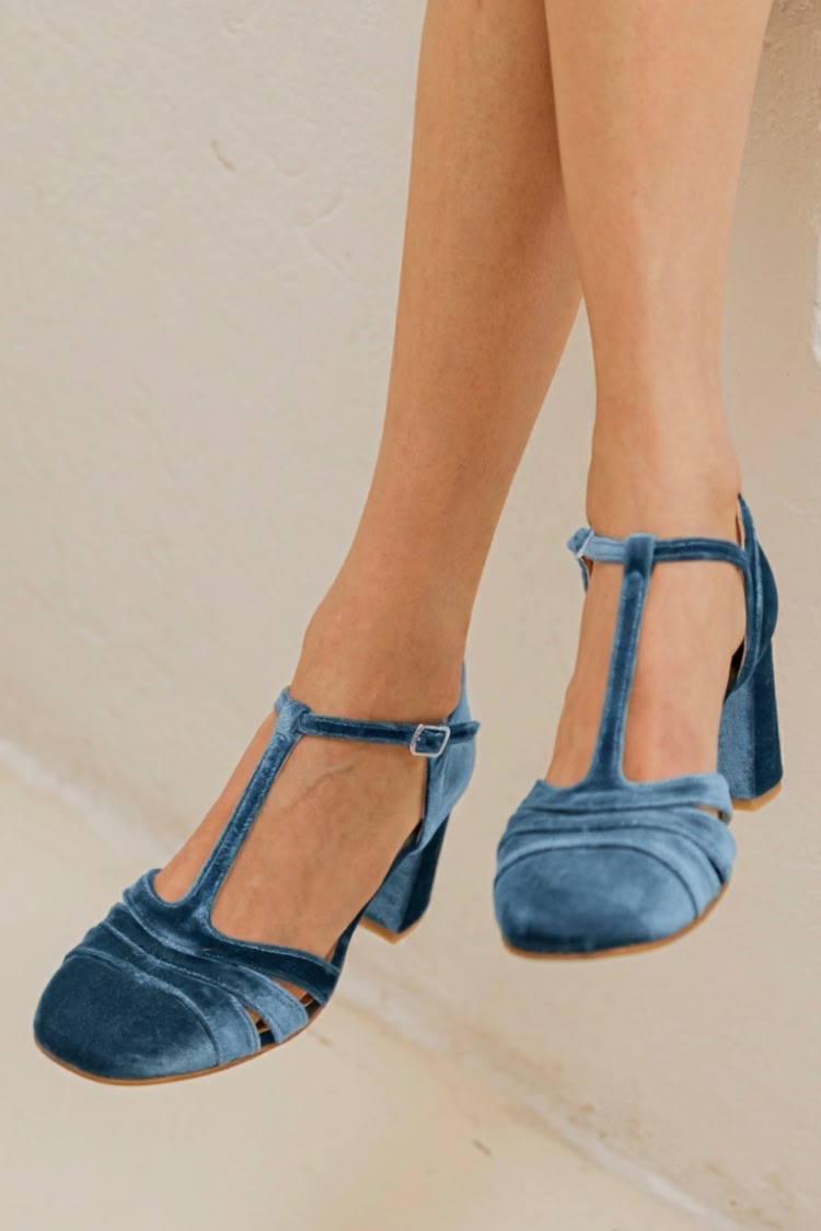 ZAPATO CON T-BAR Y TACÓN FIRME