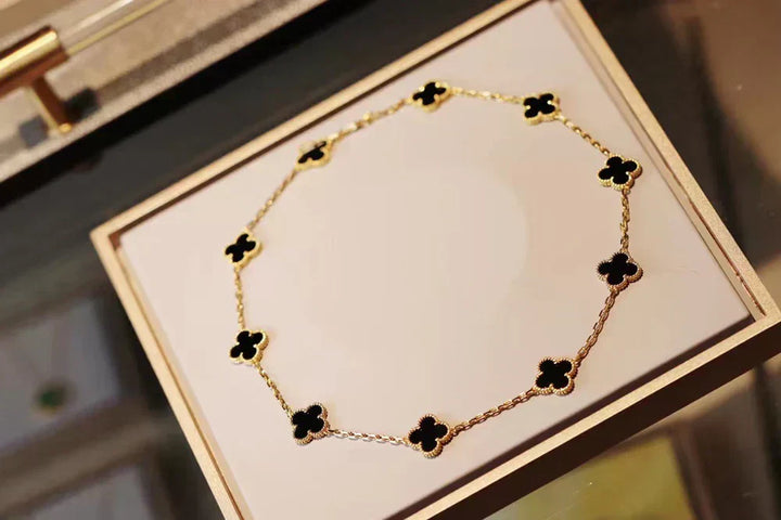 CLOVER | Collar Negro con 10 Motivos