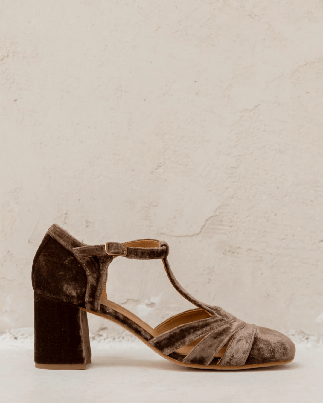 ZAPATO CON T-BAR Y TACÓN CÓMODO