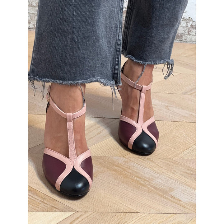 "TACONES RETRO T-BAR" se puede traducir como "TACONES RETRO T-BAR". Sin embargo, si deseas una versión más descriptiva, podrías usar "TACONES RETRO ESTILO T-BAR".