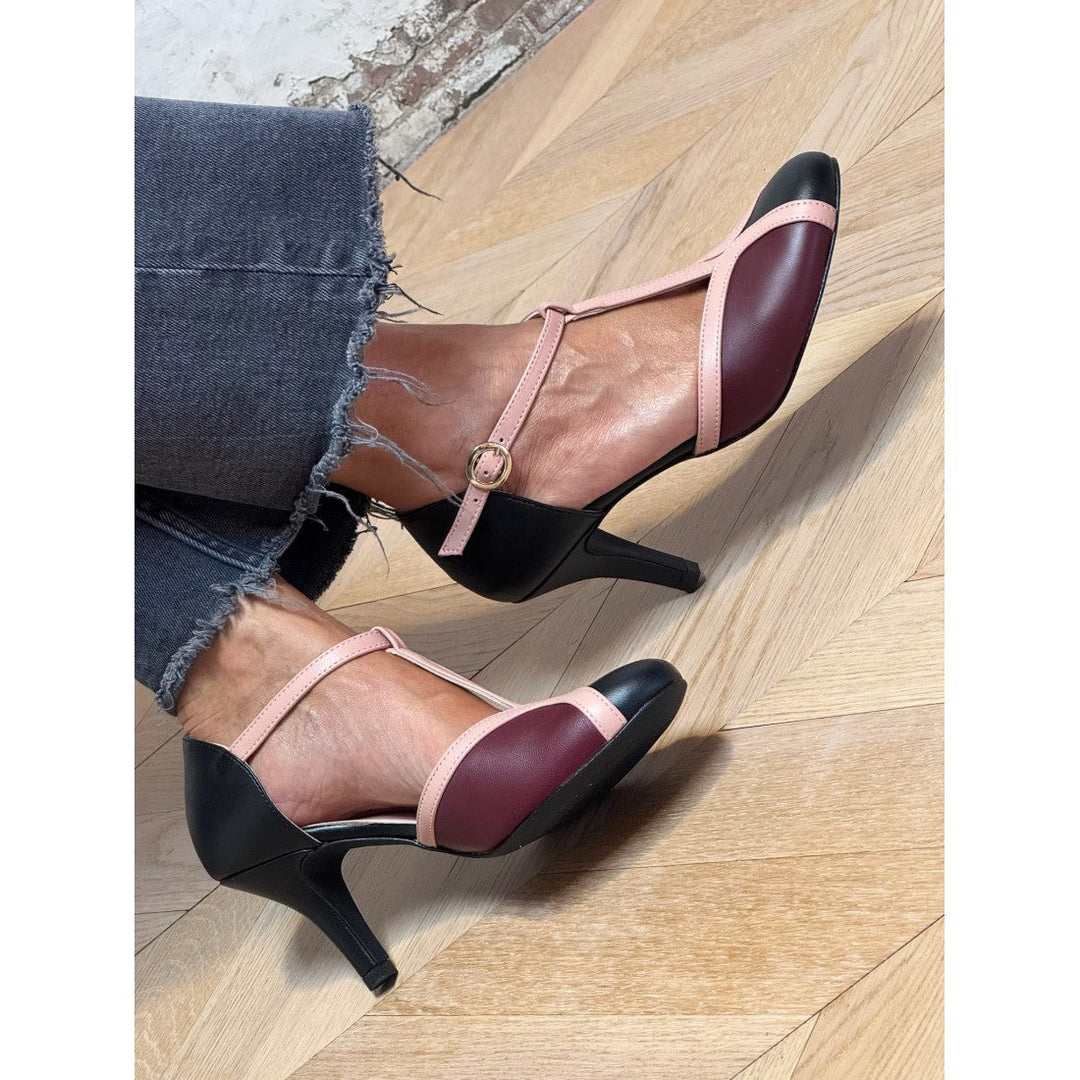 "TACONES RETRO T-BAR" se puede traducir como "TACONES RETRO T-BAR". Sin embargo, si deseas una versión más descriptiva, podrías usar "TACONES RETRO ESTILO T-BAR".