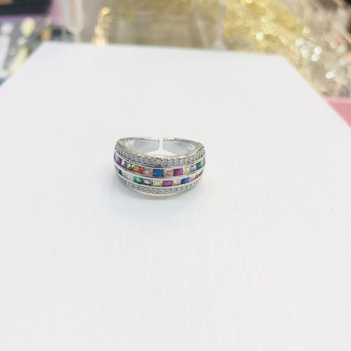 "Anillo Elegante de Piedra Arcoíris"
