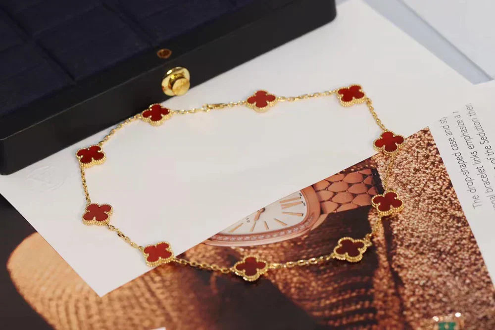 CLOVER | Collar Rojo con Motivo 10