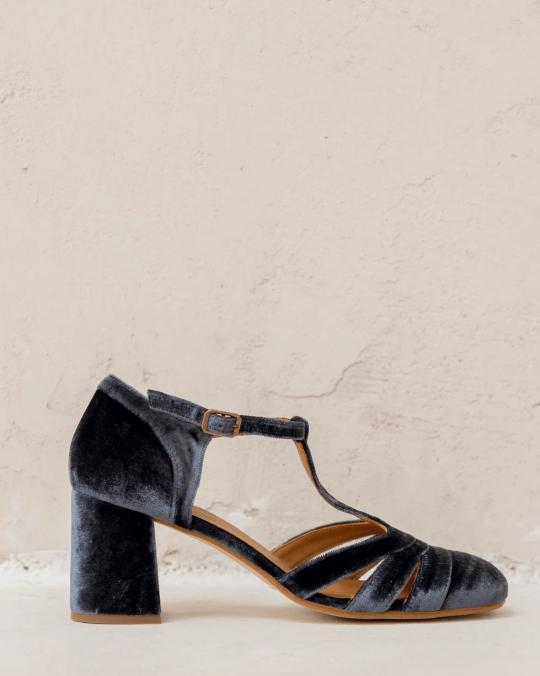 ZAPATO CON T-BAR Y TACÓN CÓMODO