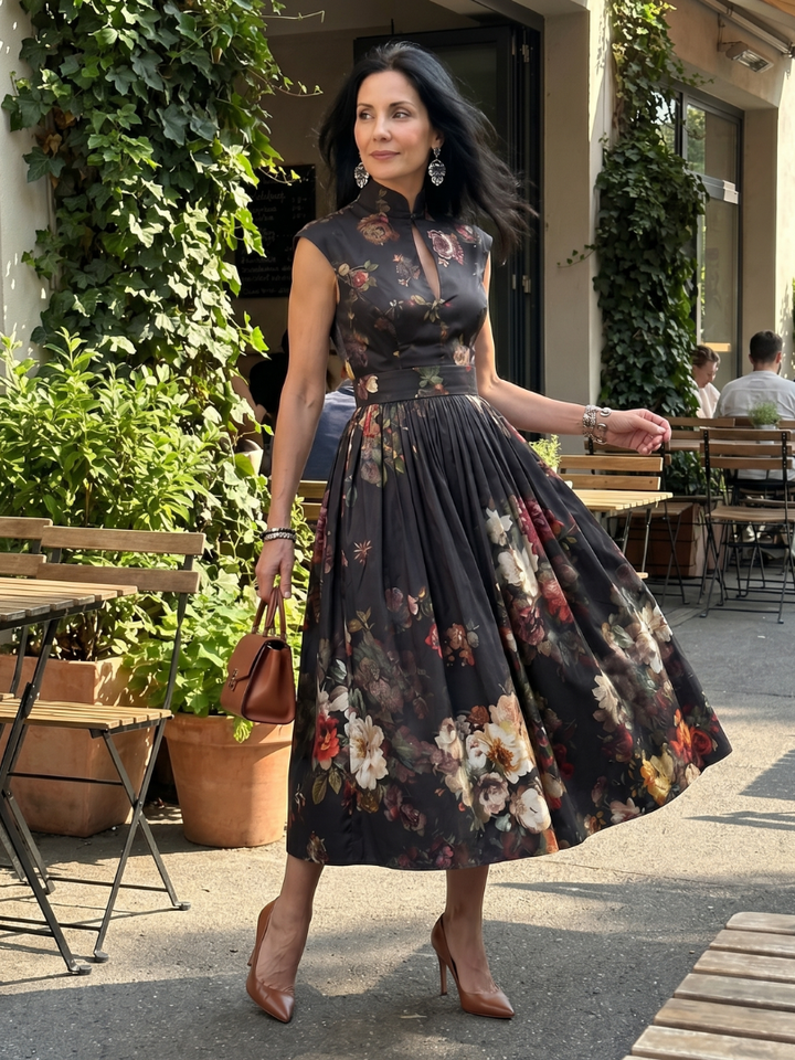 Greta | Vestido Midi Floral Plisado con Cuello Alto y Abertura