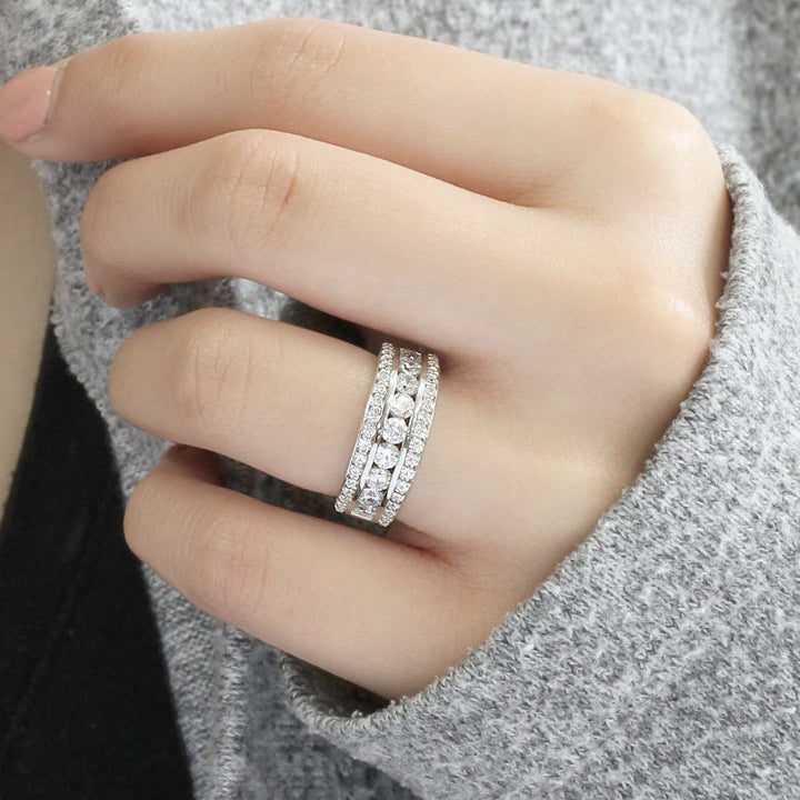 Elegante Anillo de Piedra Plateada