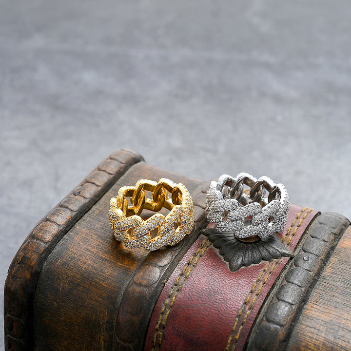 Anillo Elegante de Oro y Plata con Incrustaciones de Circonita