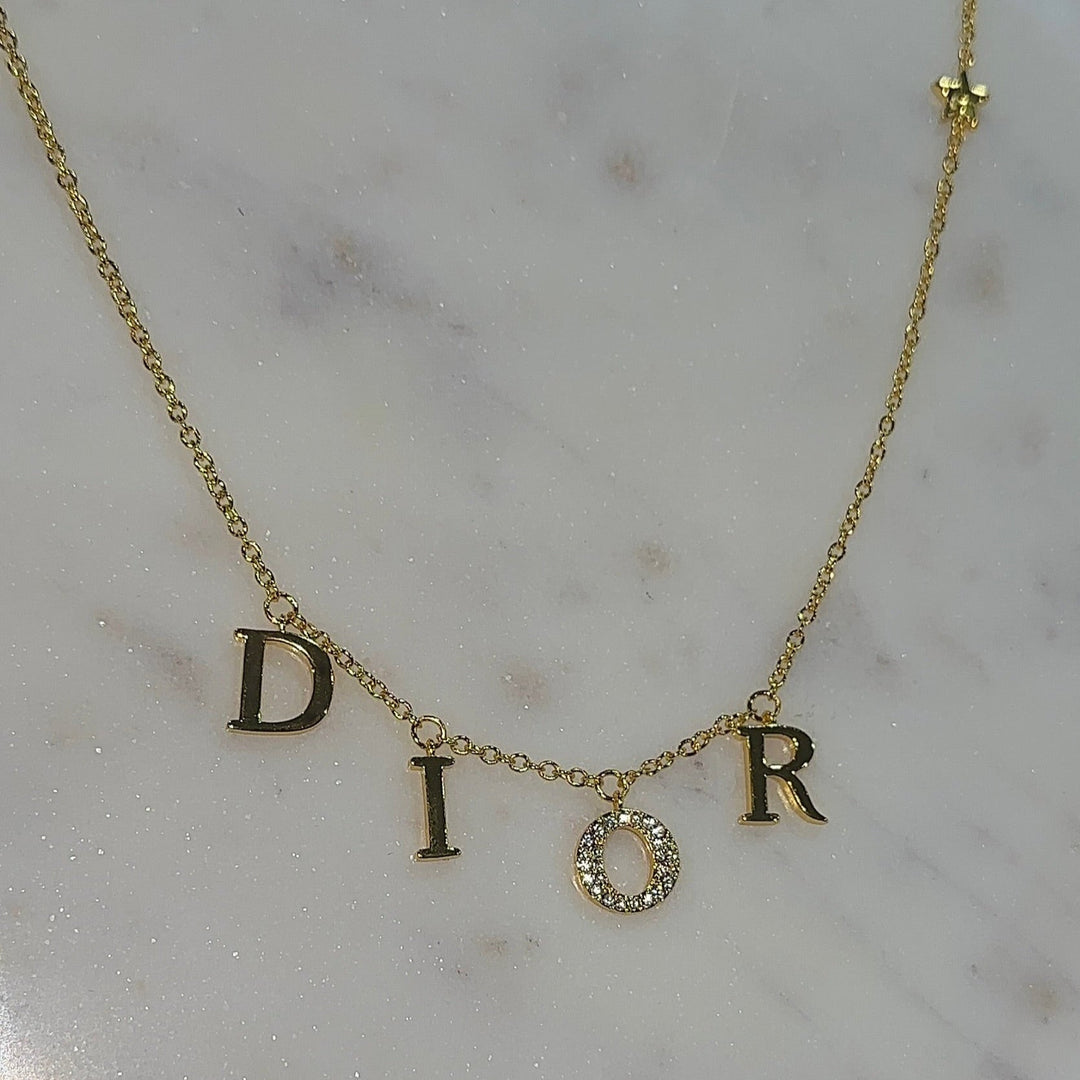 "Collar DR Oro" is already in Spanish. If you would like a variation or a different phrasing, please let me know!