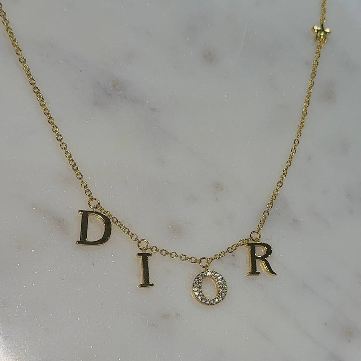 "Collar DR Oro" is already in Spanish. If you would like a variation or a different phrasing, please let me know!