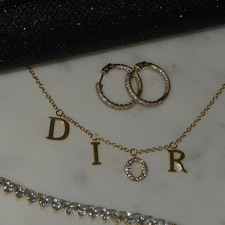 "Collar DR Oro" is already in Spanish. If you would like a variation or a different phrasing, please let me know!