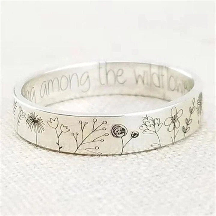 "Anillo Minimalista de Plata" (The title is already in Spanish and does not require translation.)