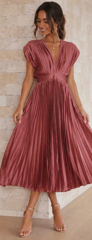 Ellis & Johnson™ | Vestido Midi Plisado Clásico
