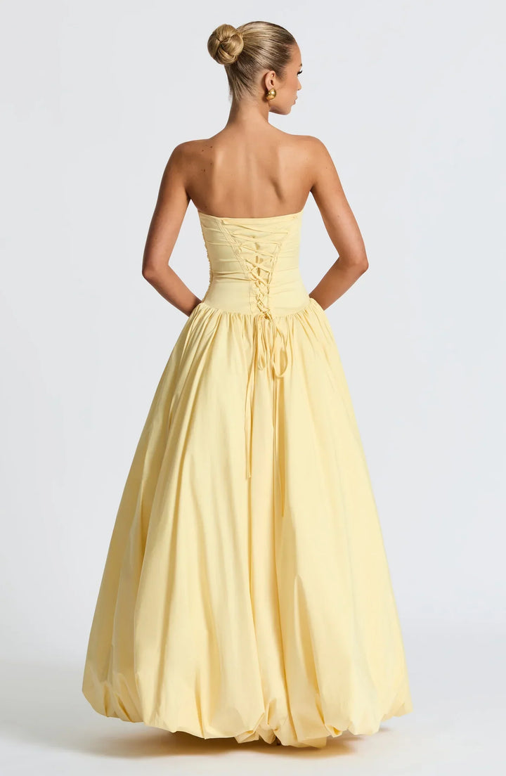 Fleur – El Vestido de la Reina del Drama