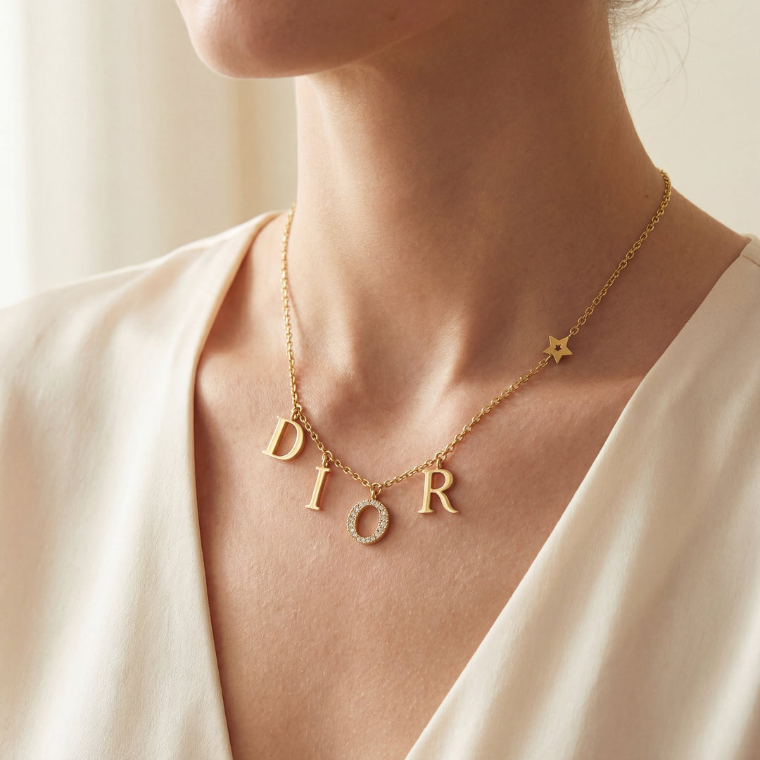 "Collar DR Oro" is already in Spanish. If you would like a variation or a different phrasing, please let me know!