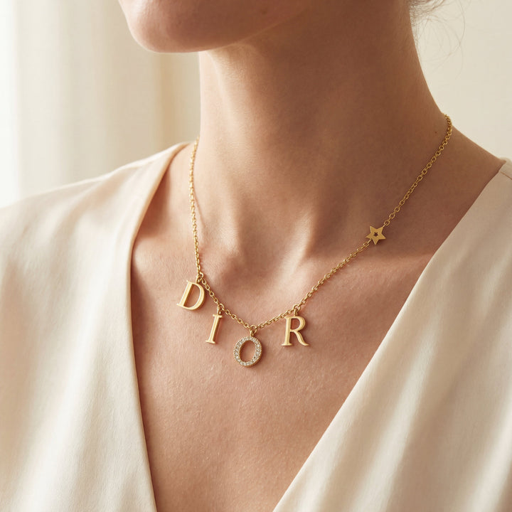 "Collar DR Oro" is already in Spanish. If you would like a variation or a different phrasing, please let me know!