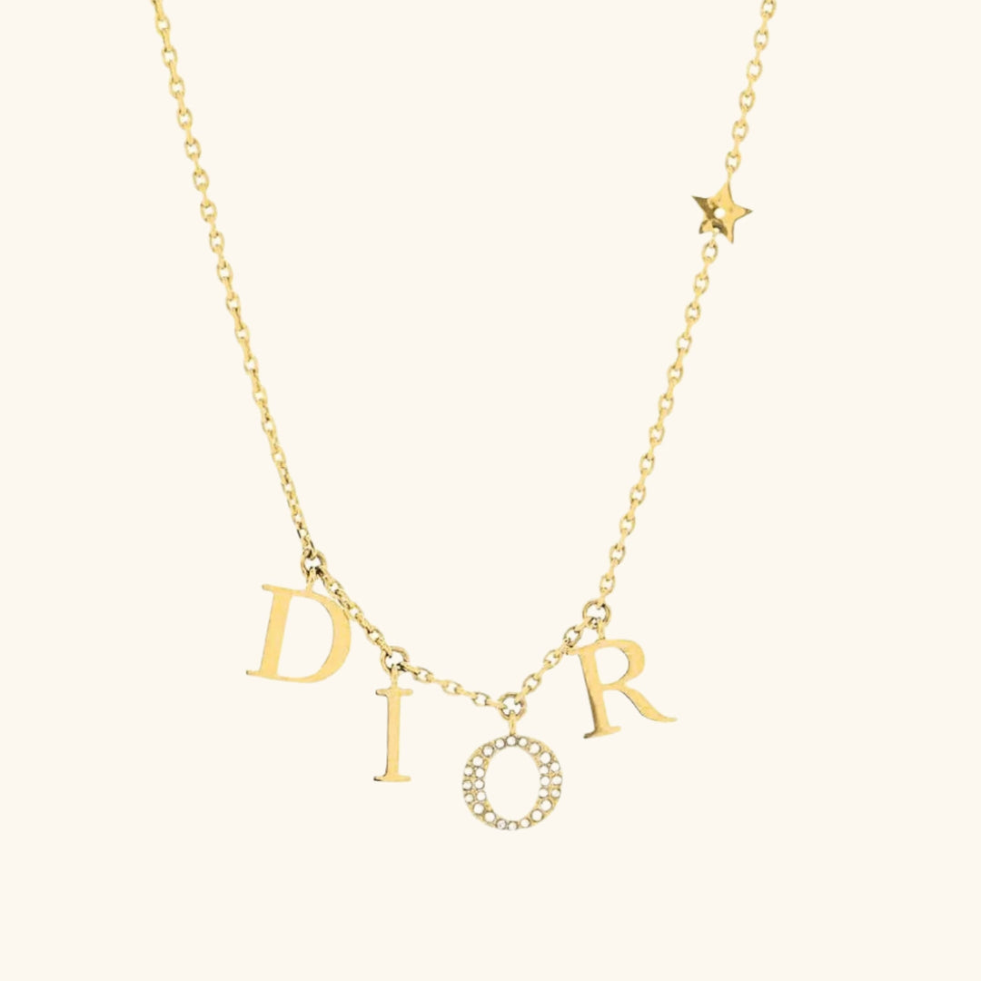 "Collar DR Oro" is already in Spanish. If you would like a variation or a different phrasing, please let me know!