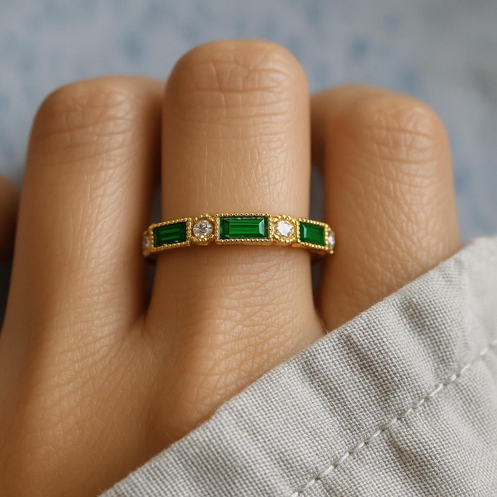 Anillo de Oro con Incrustación de Zirconita Verde
