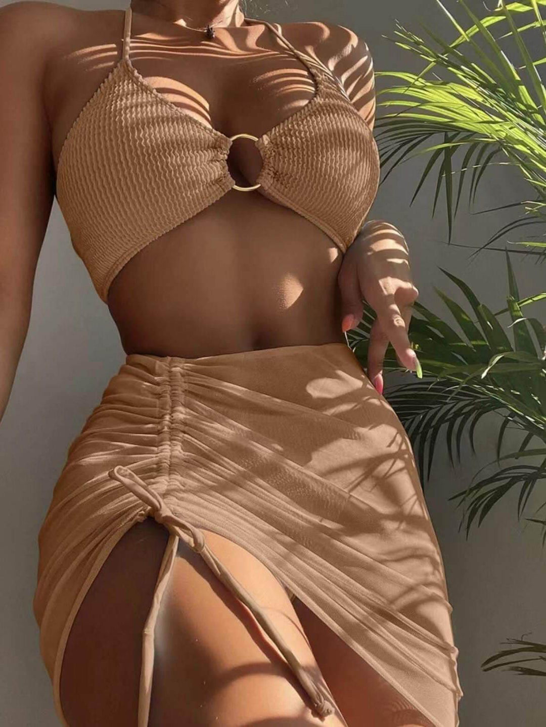"Bikini Halter de Color Sólido" (The title is already in Spanish and does not require rewriting.)