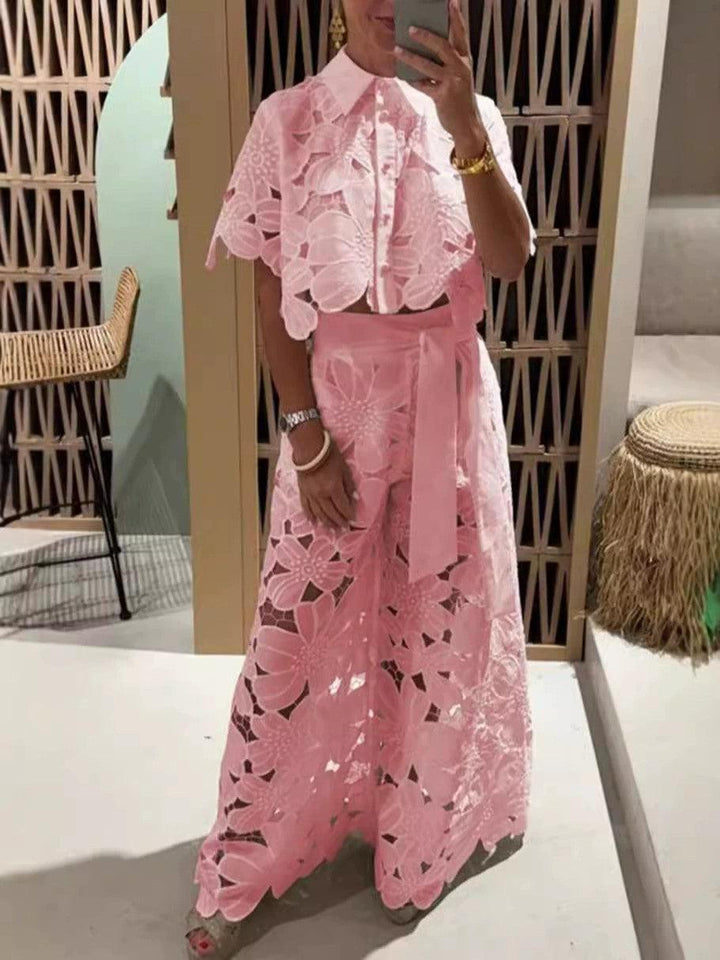 "Conjunto de Bordado Floral Isabella" (The title is already in Spanish and does not need to be rewritten.)