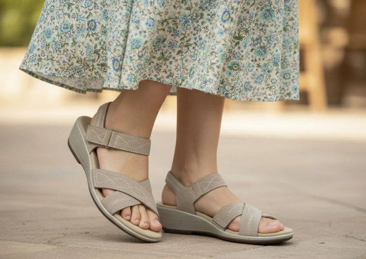 Holly – Elegancia cálida en suave topo