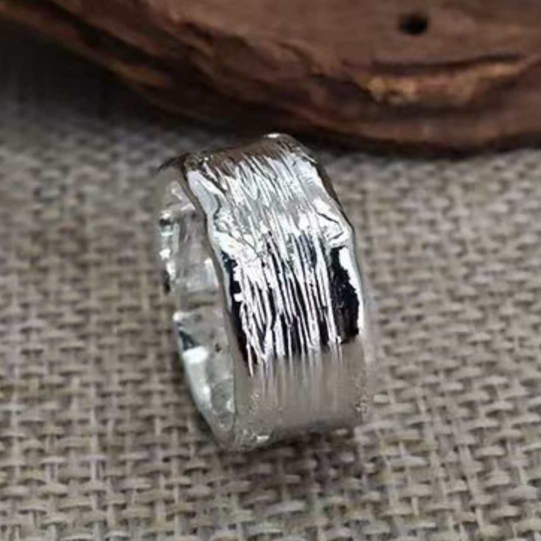 Anillo de Plata y Oro con Acabado Martillado