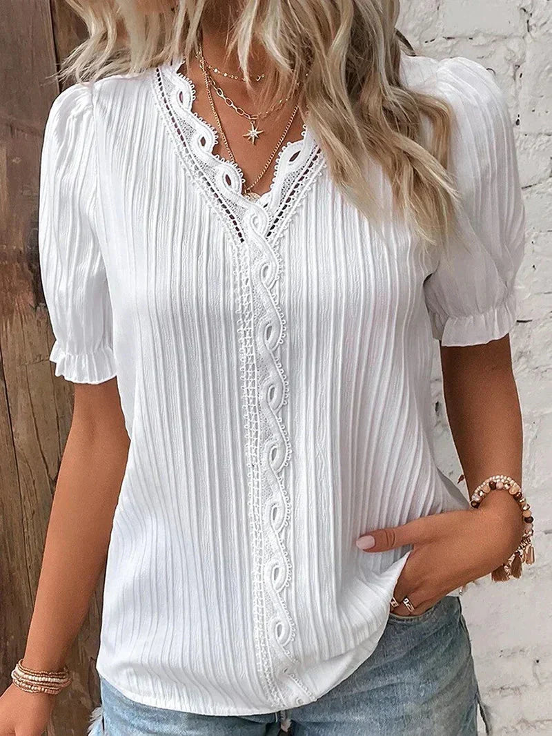 "Bea™ | Blusa Elegante con Detalles Encantadores" (The title is already in Spanish. If you want a variation or a different style, please let me know!)