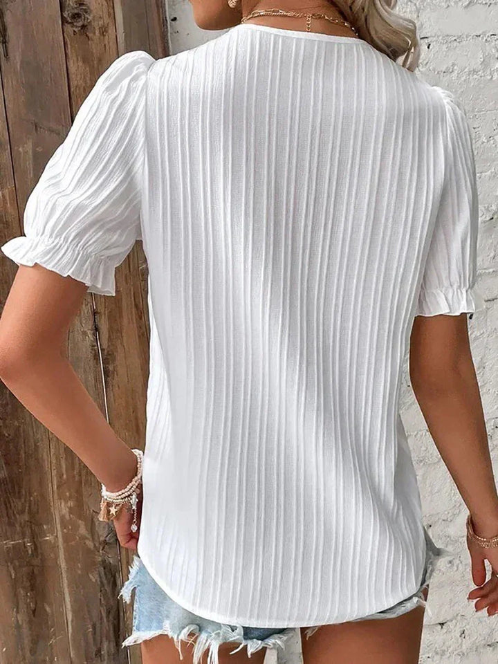 "Bea™ | Blusa Elegante con Detalles Encantadores" (The title is already in Spanish. If you want a variation or a different style, please let me know!)