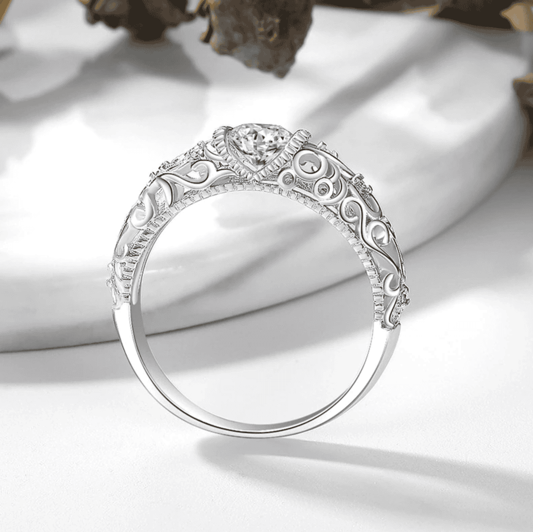 Anillo Elegante de Circonita Plateada