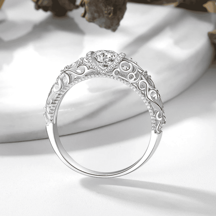 Anillo Elegante de Circonita Plateada