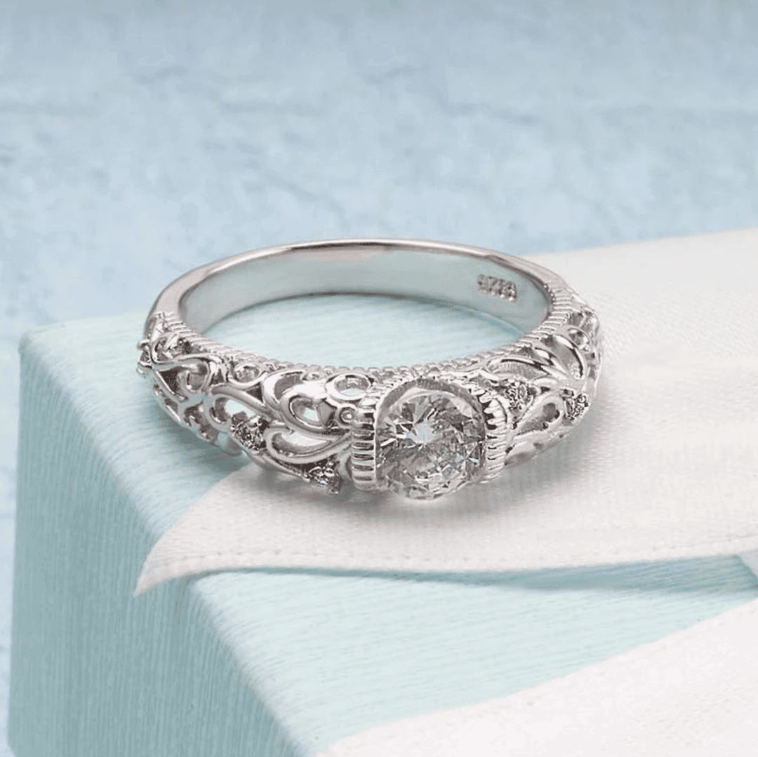 Anillo Elegante de Circonita Plateada